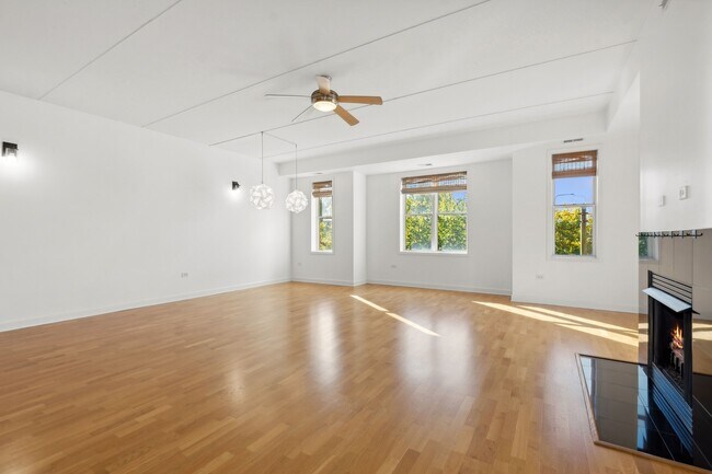 Building Photo - 2618 W Diversey Ave