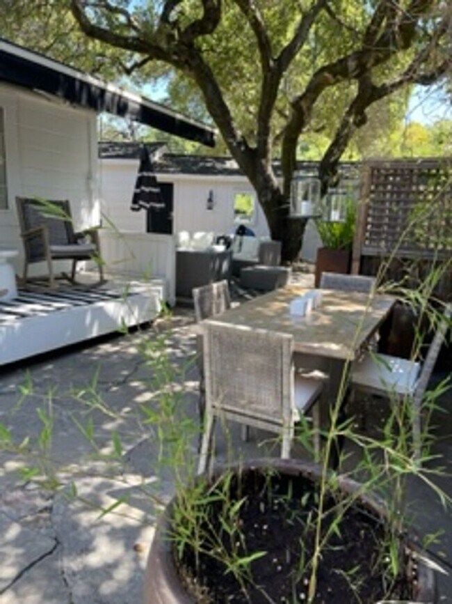Building Photo - Furnished or Unfurnished 2 Bedroom- 1 Bath...