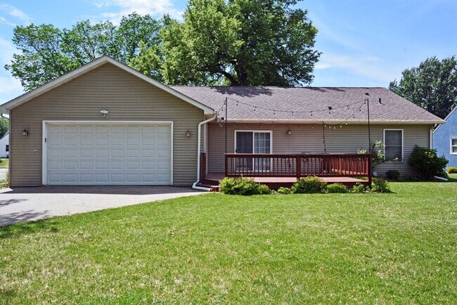 Foto del edificio - Spacious 5-Bed 3-Bath Home in South St. Paul - Available Now!