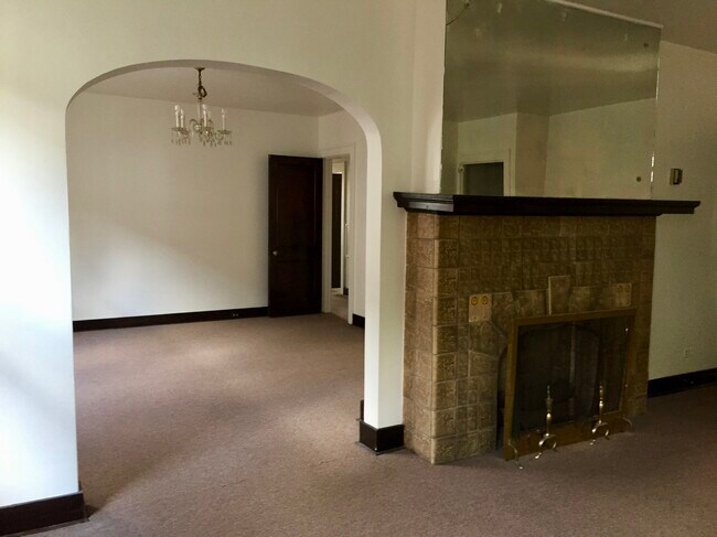 LR + DR + Door to bedrooms - 252 S Winebiddle St