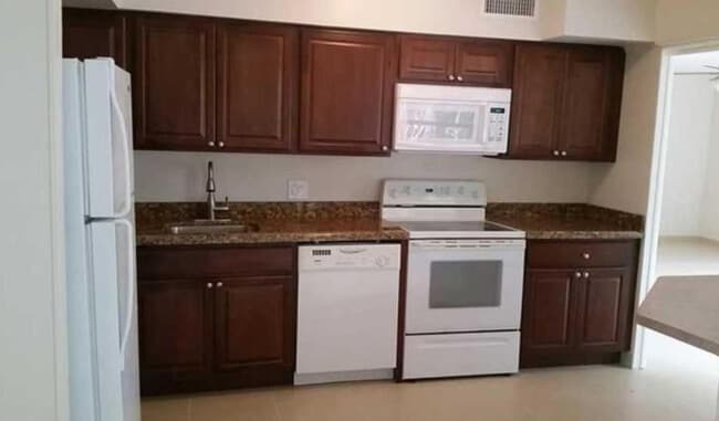 Building Photo - 615 NE 8th Ave