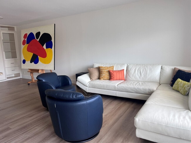 Building Photo - 330 Ave