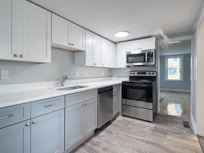 Building Photo - 25 Common St