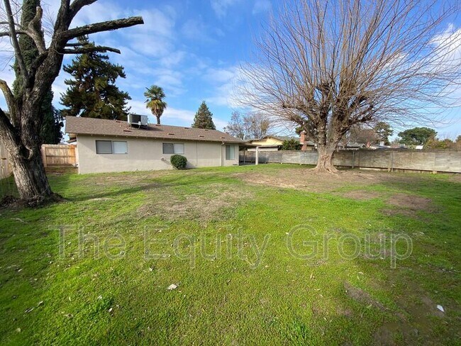 Building Photo - 2530 S Hall St