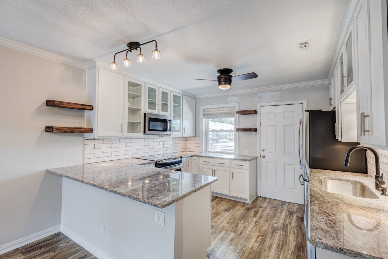 Kitchen, comes with all appliances - 7704 Meadow Rd