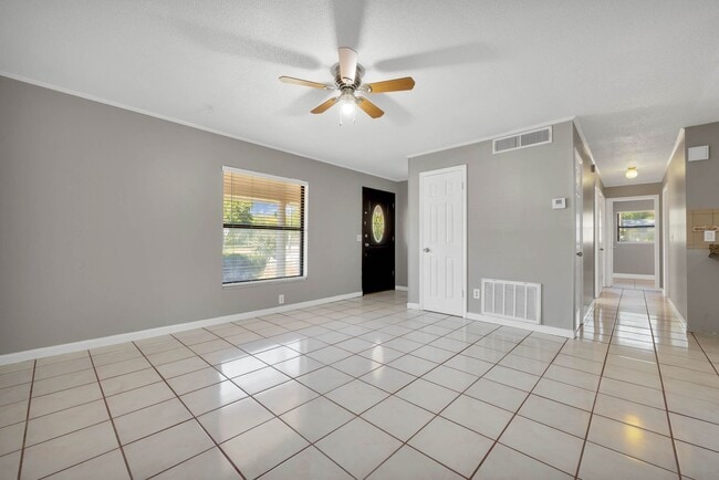 Foto del edificio - 3/1.5/1 Home with HUGE fenced yard!