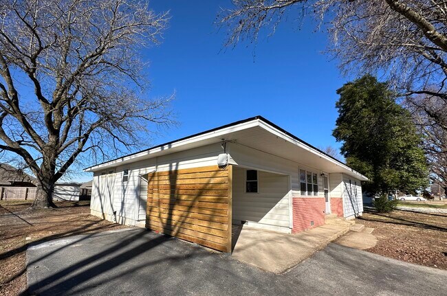 Building Photo - 675 S Curtis Ave