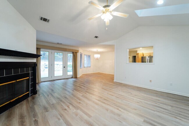 Foto del edificio - Charming, 3 Bedroom, 2 Bath. With wonderful outdoor living space