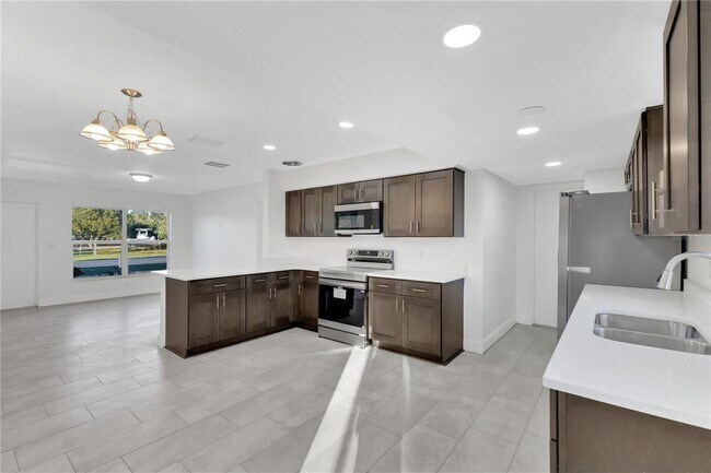 Foto del edificio - 14410 Sussex Dr