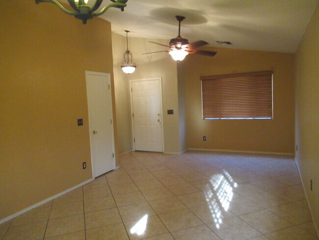 Foto del edificio - Attractive 4 Bedroom 2 Bath Home in the Tu...