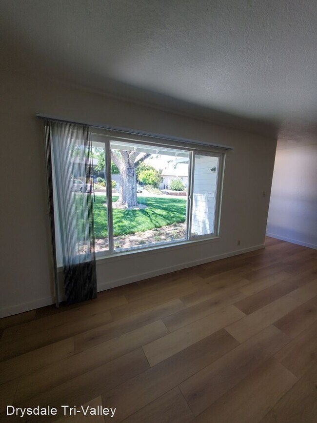 Building Photo - 3 br, 2 bath House - 109 Roslyn Dr.