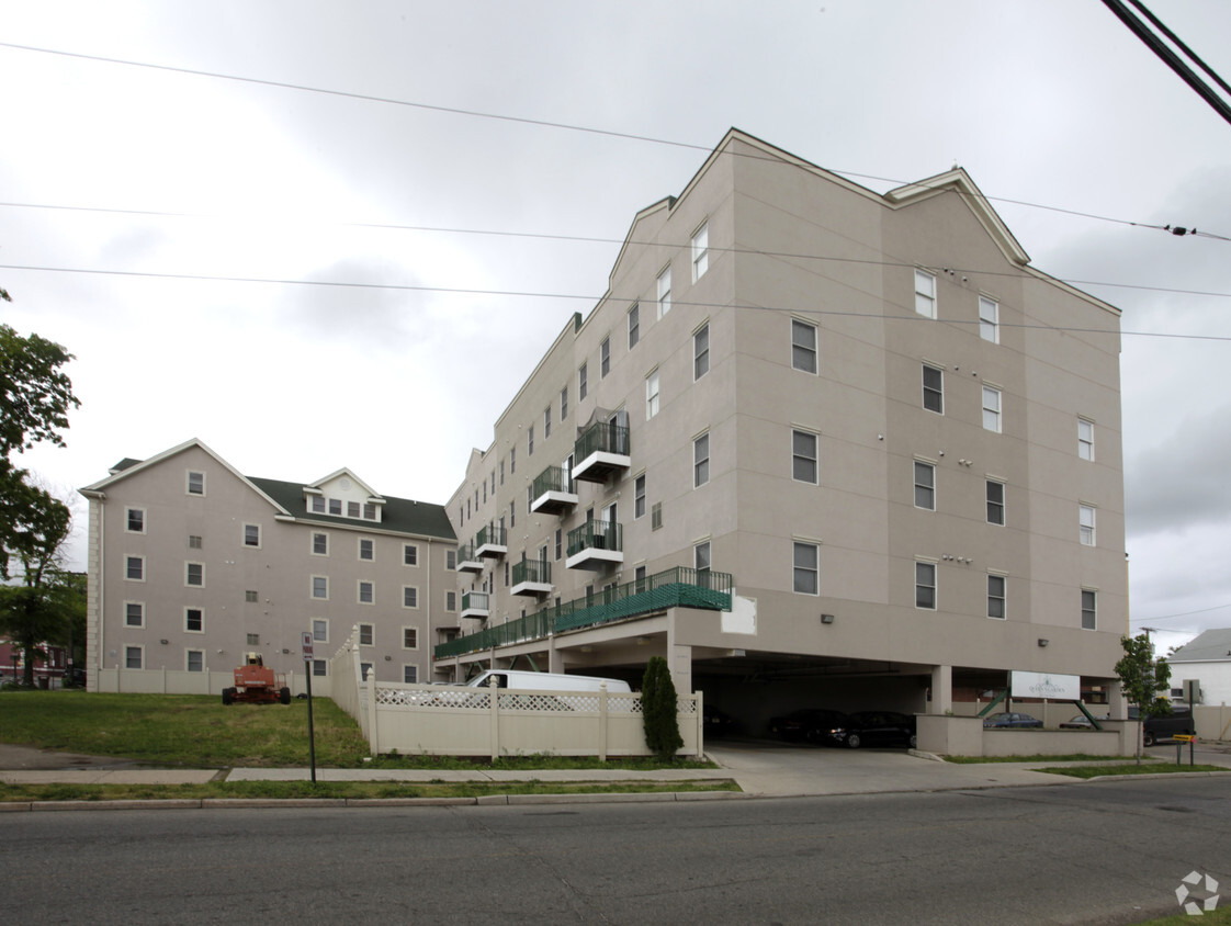 Building Photo - Queen's Garden Apartments