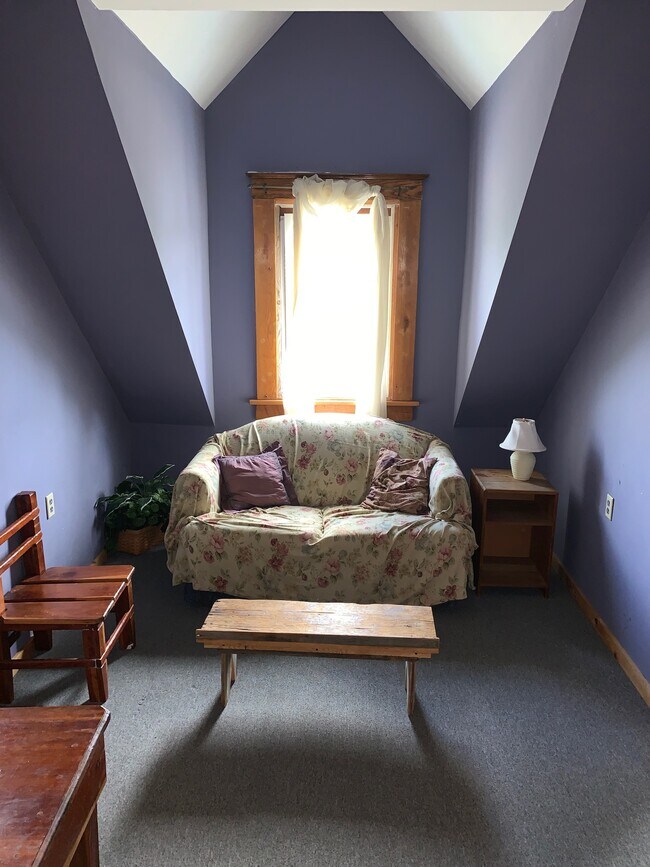 Living room - 140 E Main St
