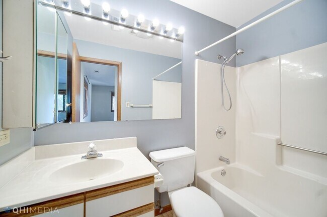 1st full bath - 1507 N Milwaukee Ave