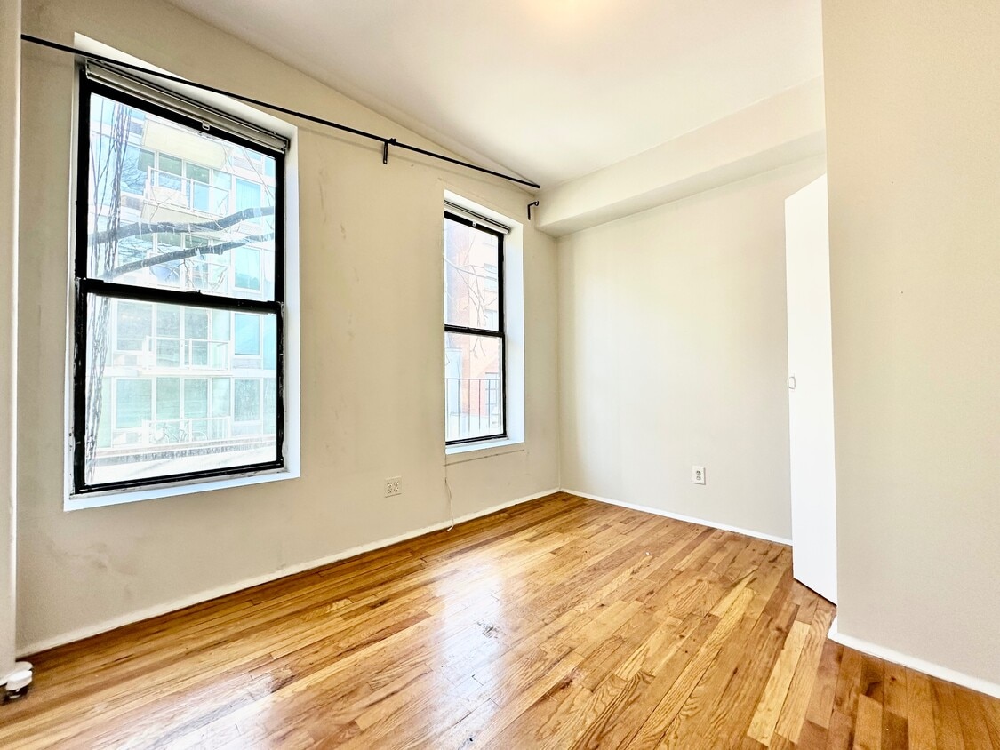 Foto principal - 539 W 49th St