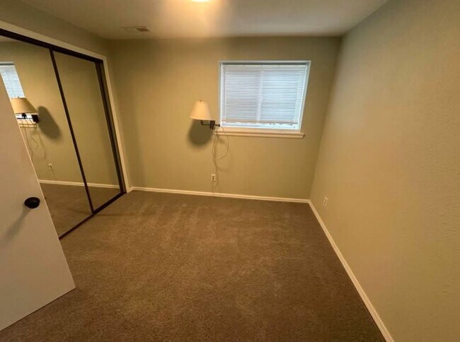 Foto del edificio - Spacious 5-Bedroom Home in D20! Walking Di...