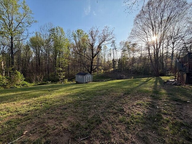 Foto del edificio - 1437 Dudley Mountain Rd