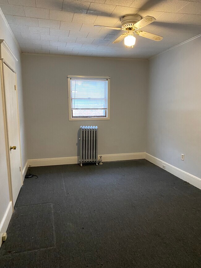 Dormitorio 2 - 498 N Main St