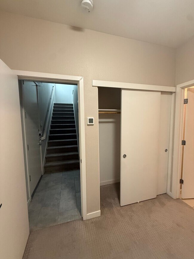 Building Photo - 2 bed | 2.5 bath | 1014 SF | 1 Car Garage | Tri-level condominium|