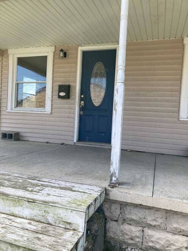Foto principal - 2 bedroom with porch and garage