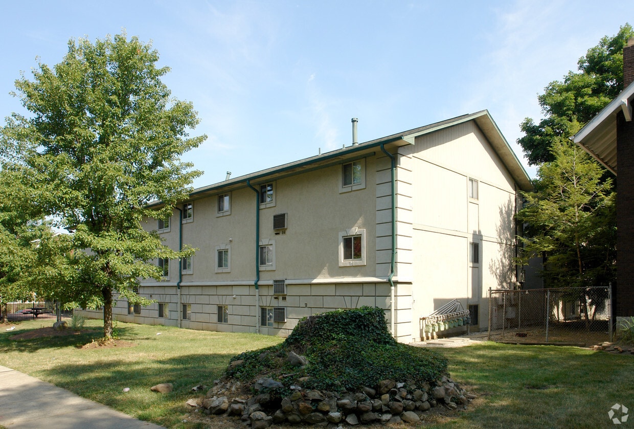 Building Photo - 140 E 12th Ave