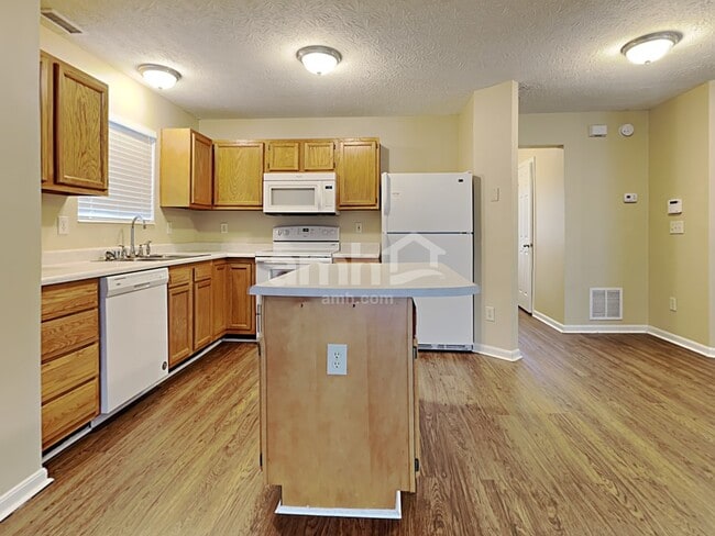 Building Photo - 2330 Antoinette Way