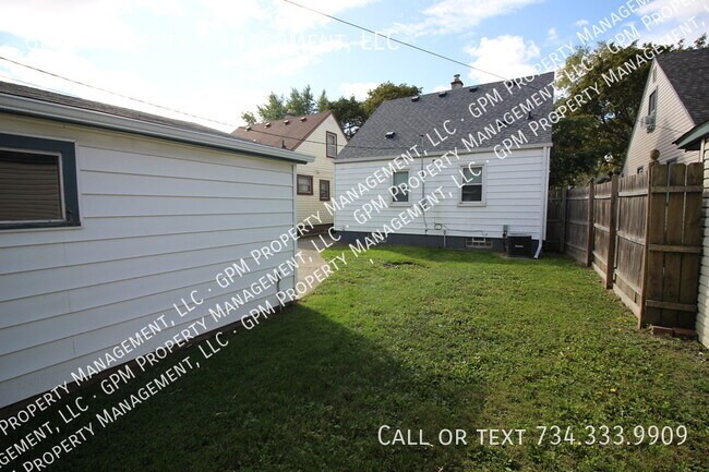 Building Photo - 2274 Detroit Ave