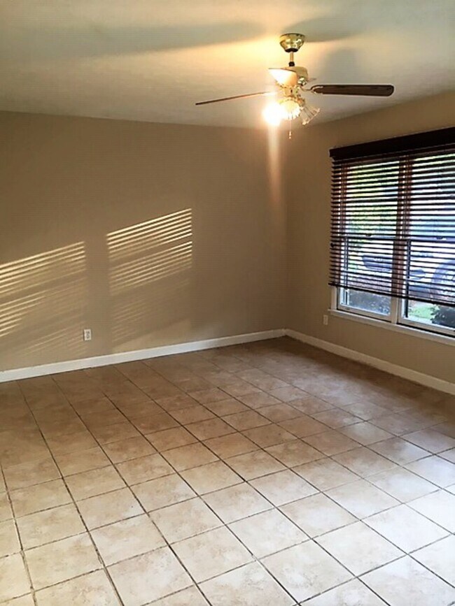 Building Photo - 207 Radburn