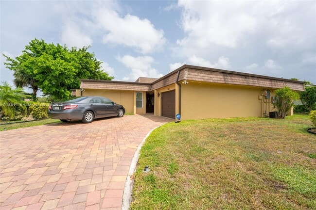 Building Photo - 5706 S Travelers Palm Ln