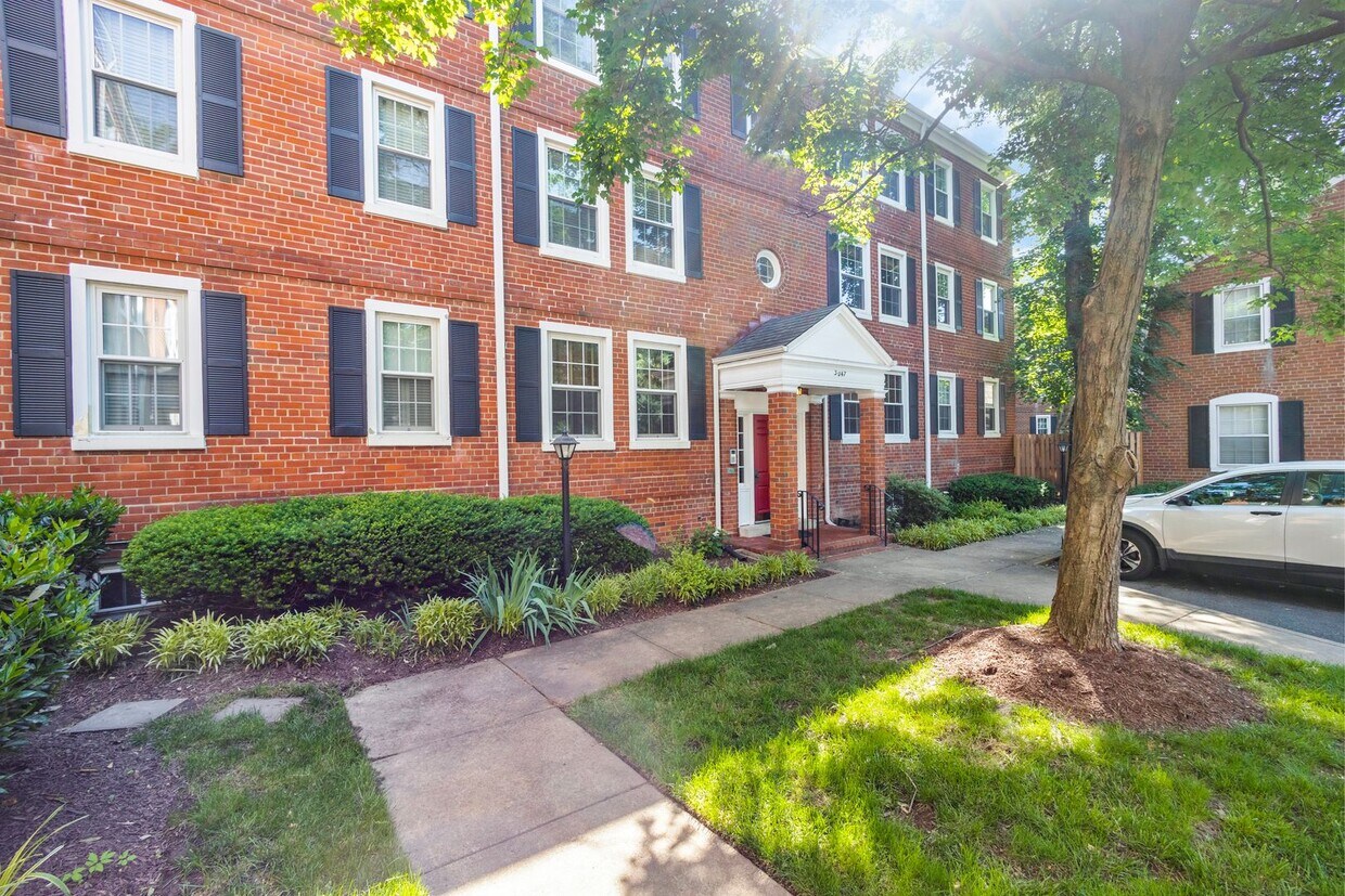 Foto principal - Fairlington 2 BR Condo for Rent!