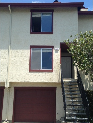 Building Photo - Move in ready 2 bedroom. 1.5 bath townhous...