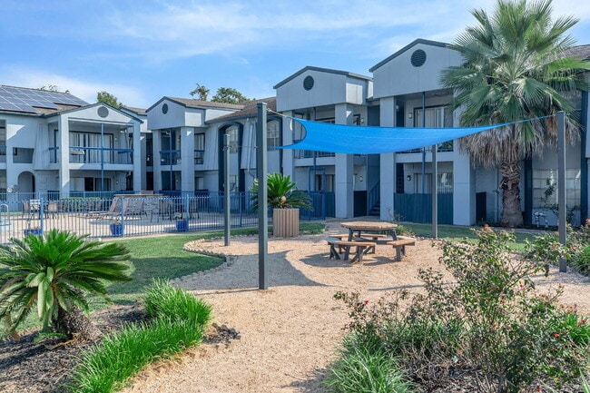 Building Photo - Pelican Reef Apartments A