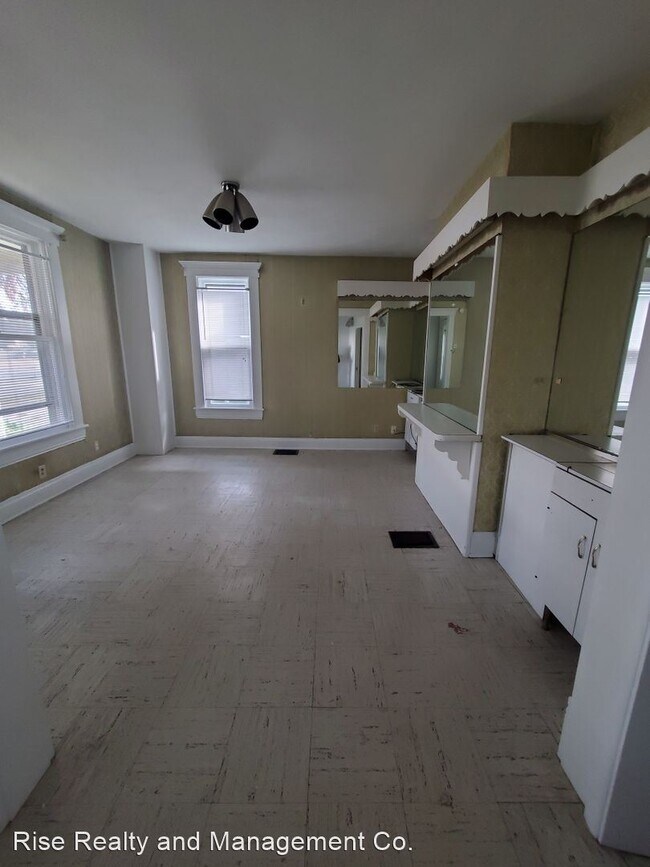 Building Photo - 3 br, 1.5 bath House - 840 E. Main St