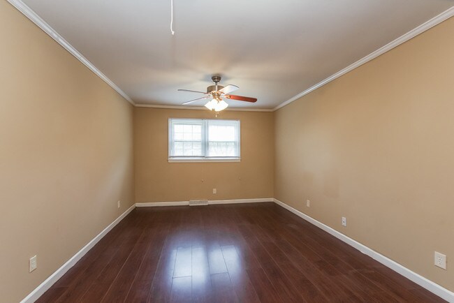Building Photo - Quiet Greenville Location!
