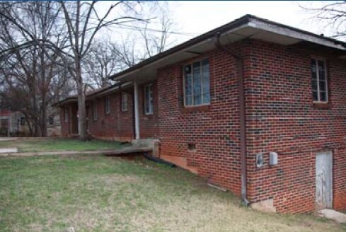 Building Photo - 305 W Oak St