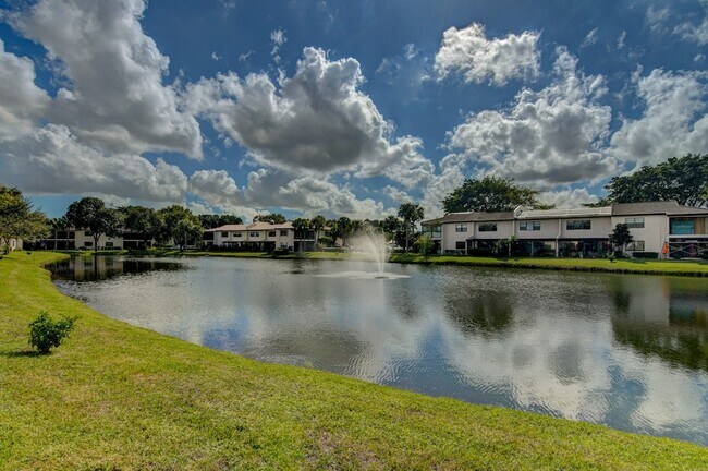 Foto del edificio - 7911 Eastlake Dr