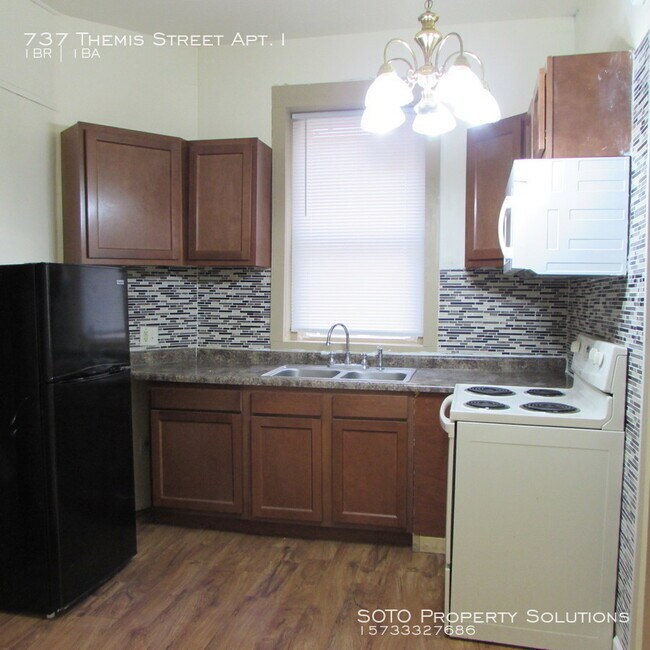 Building Photo - 737 Themis St