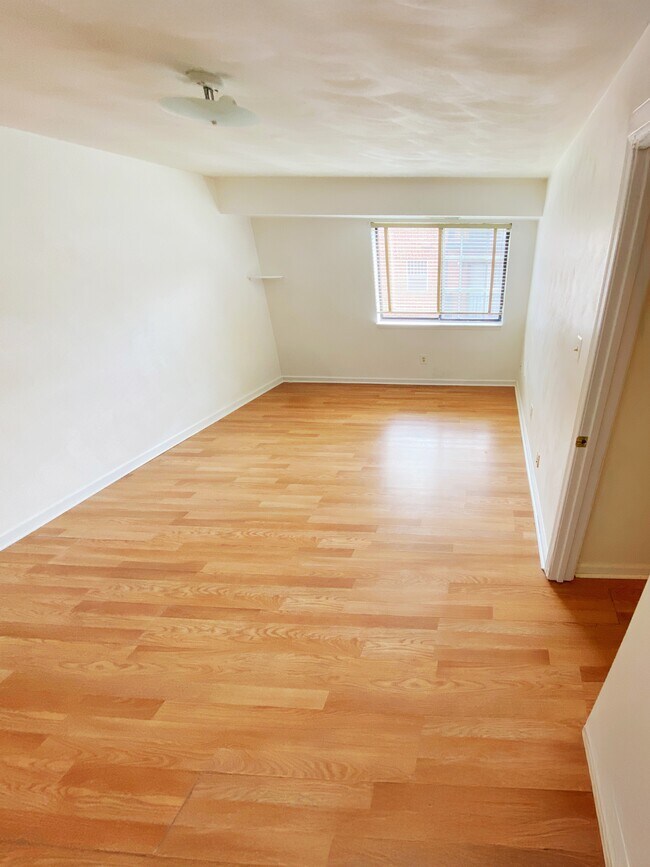 Foto del edificio - 909 Montgomery St NW