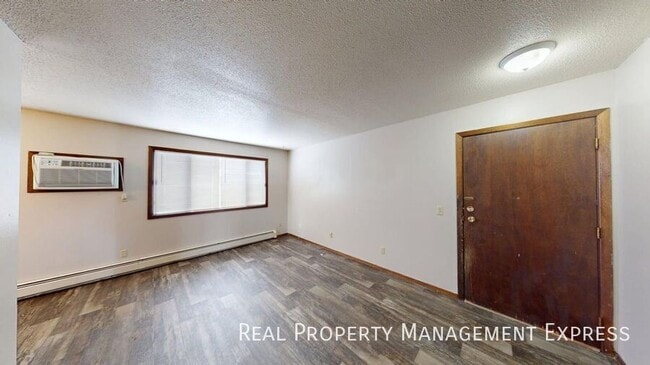 Building Photo - 2 Bed 1 Bath Apartment