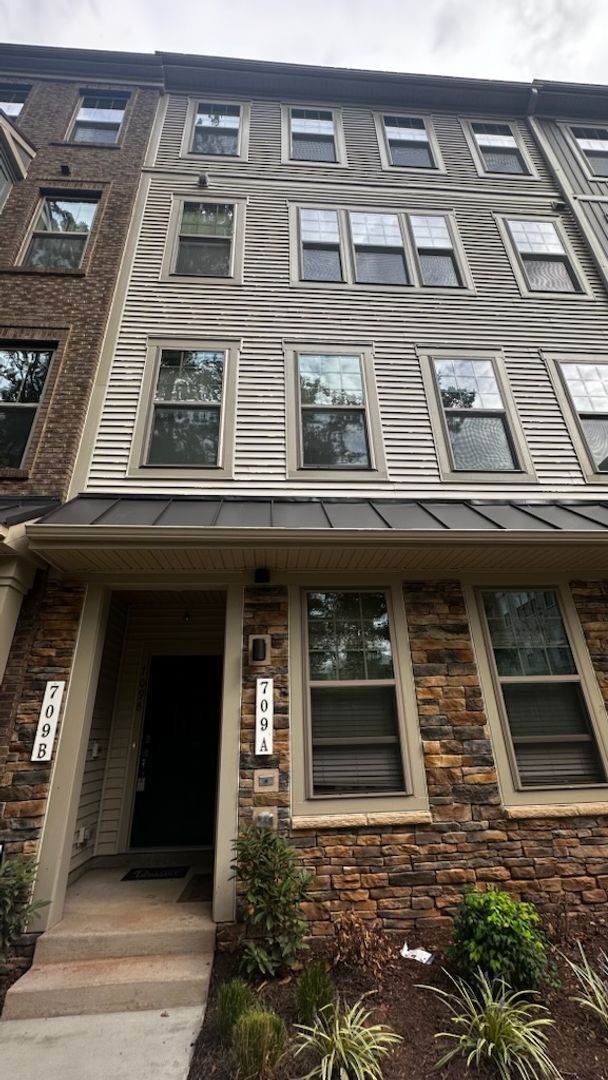 Building Photo - 709 Thomas Ln