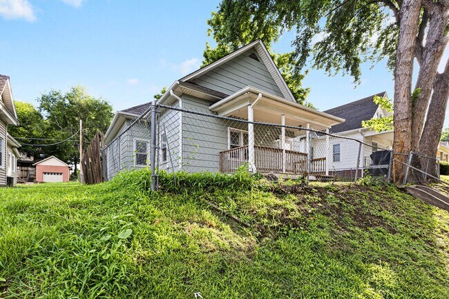Foto del edificio - Remodeled 2-Bedroom Home in Saint Joseph with Off-Street Alley Parking
