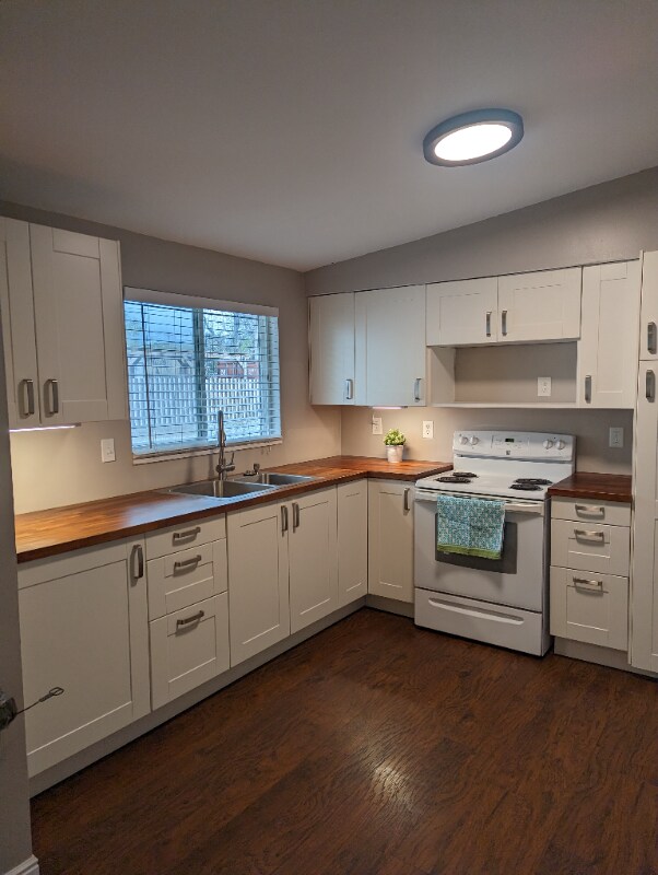 Primary Photo - 141 N Hale St