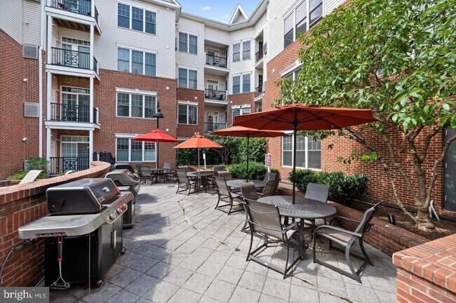 Building Photo - 200 W Elm St