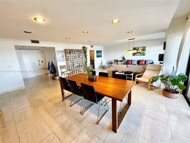 Foto del edificio - 1800 NE 114th St