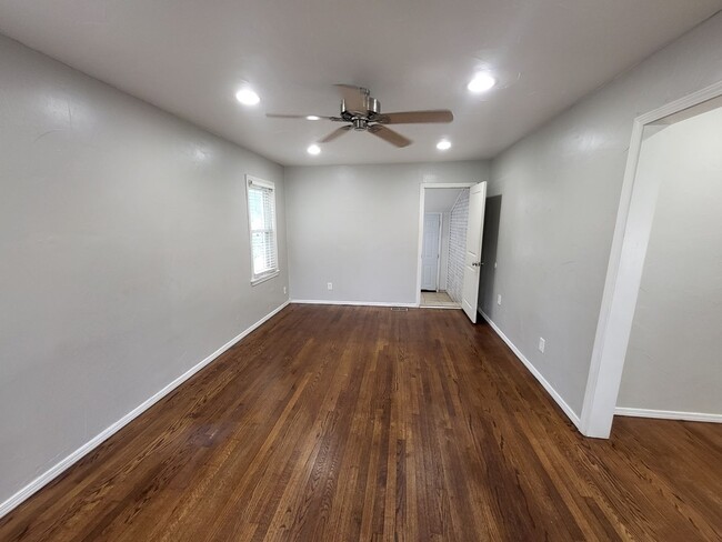 Building Photo - Remodeled 2 bedroom, 1 bathroom house in Capitol View neighborhood Edmond, OK with washer and dry...
