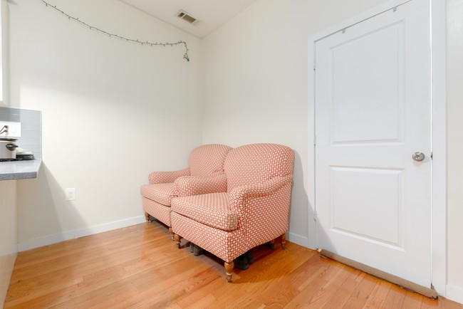 Interior Photo - 958 Madison St
