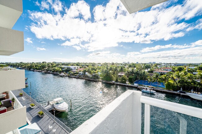 Foto del edificio - 10000 W Bay Harbor Dr