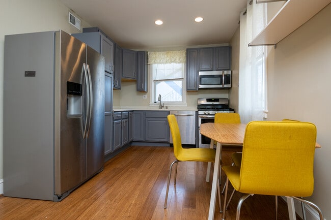 Building Photo - 1039 Evarts St NE