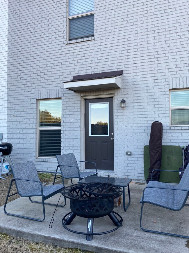 Foto del edificio - 412 Walker Cir