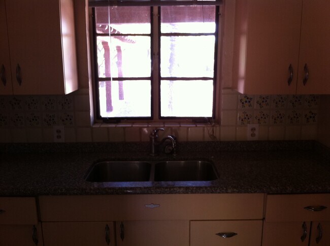 Foto del edificio - 1321 E 9th St